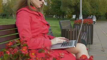 mujer que trabaja en una computadora portátil video