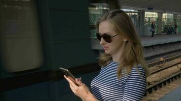 mulher usando Smartphone, trem passagem de video