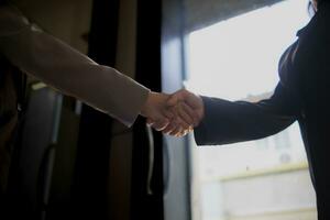 Businessmen and investors shake hands after attending  meeting with advisory team after receiving advice from  advisory team about jointly invested business. Businessmen Team handshake concept photo