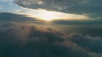 volador adelante terminado pesado gris oscuro nubes a amanecer. aéreo hiperlapso. video