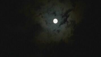 plein lune et qui passe des nuages. video