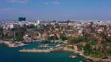 antalya gammal stad och gammal stad marina på solig dag. Kalkon. antenn se. Drönare är kretsande video