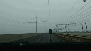 Venise, Italie - février 16, 2022 conduite voiture sur liberté pont sur une nuageux journée. train va vers video