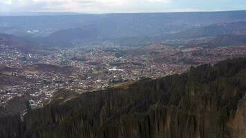 valle de Las animas flèches et Roche formations. la paz ville, Bolivie. aérien voir. drone mouches de côté video