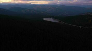 eco lago en montar evans zona a puesta de sol en otoño. bosque y montañas. aéreo vista. Colorado, EE.UU. zumbido moscas adelante, inclinación arriba video