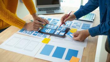 el diseñador equipo es diseño el uxui sistema a hacer el uxui sistema trabajo bien en nuevo Los telefonos y apoyo sistema actualizaciones sitio web desarrollo concepto ui ux frente final diseñador foto