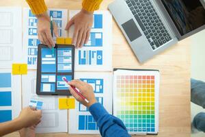 el diseñador equipo es diseño el uxui sistema a hacer el uxui sistema trabajo bien en nuevo Los telefonos y apoyo sistema actualizaciones sitio web desarrollo concepto ui ux frente final diseñador foto