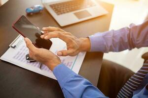 Car dealers have used applications in mobile phones to calculate interest rates and monthly car payments for customers and can also use applications to notify when payments are due. photo