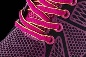 fragmento de rojo zapatillas con cordones cerca arriba. zapatilla de deporte textura foto