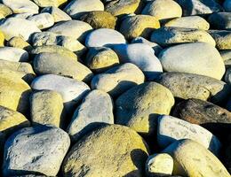 un grande pila de rocas en el playa foto