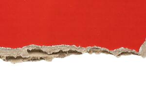 tiras de bordes rasgados de papel rasgado rojo aislado sobre fondo blanco foto