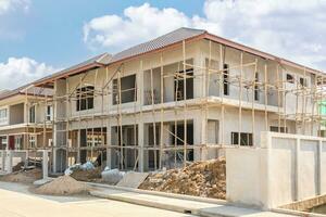 Construcción de nueva casa residencial en progreso en el desarrollo de la urbanización del sitio de construcción foto