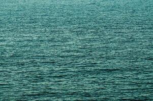 un barco es en el medio de el Oceano foto