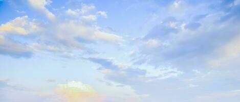 hermoso cielo azul con fondo de nubes foto