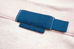 blanco azul lavandería cuidado ropa etiqueta en rosado camisa tela textura antecedentes foto