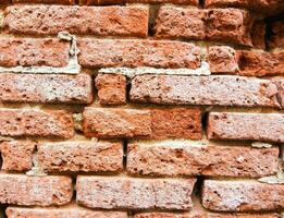 un cerca arriba de un ladrillo pared con un agujero en eso foto