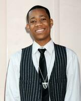 Tyler James williams llegando a el saludo a televisión papás evento a el academia de televisión letras ciencias en norte hollywood California en junio 18 2009 foto