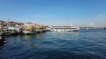 Turquía Estanbul dieciséis julio 2023. histórico barcos ese vender pescado en Estanbul video