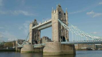 Turm Brücke und Themse Fluss vereinigt Königreich statisch Kamera Filmaufnahme. Vereinigtes Königreich ikonisch Turm Brücke Sommer- Abend. Stativ Schuss von London Wahrzeichen Tower Bridge England welche schön und voll von historisch video