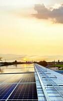 fotovoltaica panel, nuevo tecnología a Tienda y utilizar el poder desde el naturaleza con humano vida, sostenible energía y ambiental amigo concepto. foto