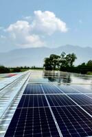 fotovoltaica panel, nuevo tecnología a Tienda y utilizar el poder desde el naturaleza con humano vida, sostenible energía y ambiental amigo concepto. foto