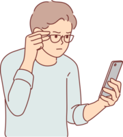 homem tem visão problemas e lê SMS mensagem dentro pequeno impressão em telefone, ajustando óculos em olhos png