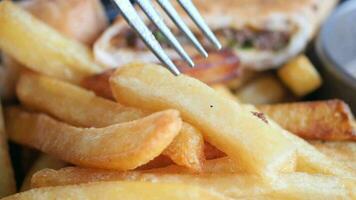 tenedor recoger francés papas fritas en mesa video