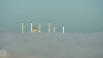 hoog hoek visie van camlica moskee in de de nevel in Istanbul video