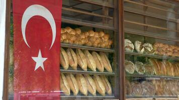 fresco cozido pães às agricultores mercado prateleiras dentro Istambul . video