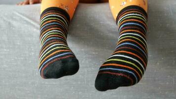 een kleurrijk zacht sokken Aan kind voeten . video