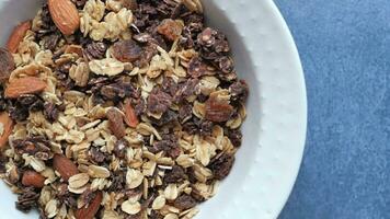 toma de detalle de granola musli en un tazón, video