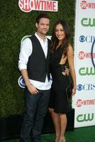 los angeles jul 28 Shane Oeste maggie q llega a el 2010 cbs el cw tiempo de la funcion verano prensa excursión fiesta a el tienda adyacente a beverly Hilton hotel en 28 de julio 2010 en beverly colinas California foto