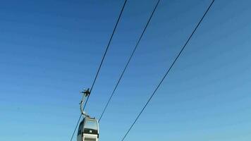 cable coche línea corriendo con azul cielo a antecedentes video