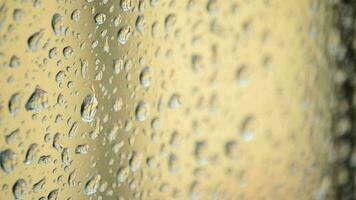 pingos de chuva dentro a vidro do uma janela uma chovendo dia video
