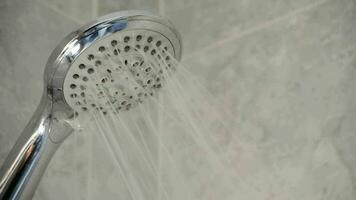 chuveiro torneira aberto expulsando água dentro uma banho video