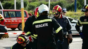 málaga, Espanha, 2020 - bombeiros trabalhando dentro uma tráfego acidente resgate video