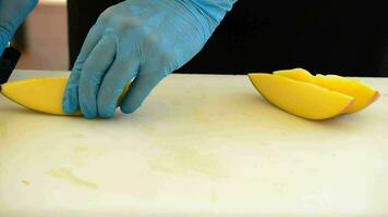 professionell kock händer peeling en mango frukt skivor video