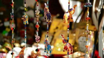 indio elefantes, decoración, objetos, colgando en un puesto arte video