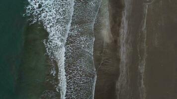 mar Oceano olas golpear apuntalar foto