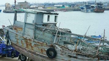 el abandonado pescar barcos en el puerto foto