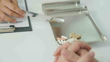 maschio medico scrittura su rx prescrizione, copia spazio, consenso contrarre cartello prescrivere un' rimedio salutare stile di vita assistenza sanitaria in linea medico servizio concetto video