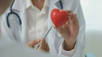 de läkare förklarar de anatomi av de strukturera av de hjärta på de modell. de kardiolog avslöjar de modell av de hjärta och visar dess strukturera inuti. hjärta anatomi begrepp. video