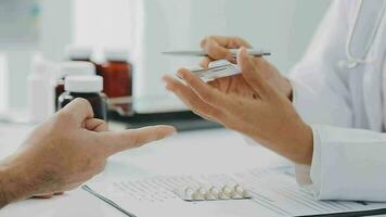 maschio medico scrittura su rx prescrizione, copia spazio, consenso contrarre cartello prescrivere un' rimedio salutare stile di vita assistenza sanitaria in linea medico servizio concetto video