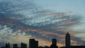 el hermosa puesta de sol ver con el vistoso nubes como antecedentes foto