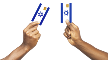 negro manos participación Cajero automático tarjetas saburral en israelíes bandera colores aislado en transparente antecedentes. masculino mano participación blanco papel tarjeta, tarjeta plantilla, png