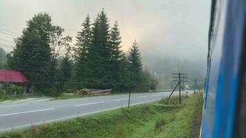 Visão a partir de a trem para a manhã nascer do sol dentro a montanhoso área video