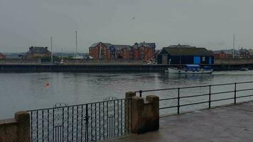 el río canal de un Inglés pueblo a lo largo cuales un barco paño video