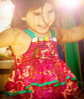 adorable pequeño niña bailando terminado difuminar colores antecedentes foto