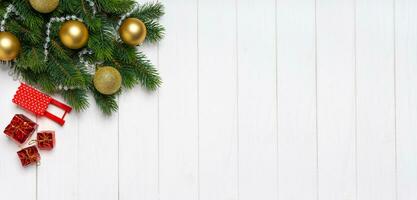 Navidad árbol rama decorado con dorado pelotas y decoración en blanco antecedentes foto