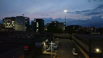 aéreo cenas do britânico iluminado luton Cidade às somente depois de pôr do sol durante noite. a cenas capturado em setembro 1º, 2023 com drones Câmera. Luton, Inglaterra Unidos reino video